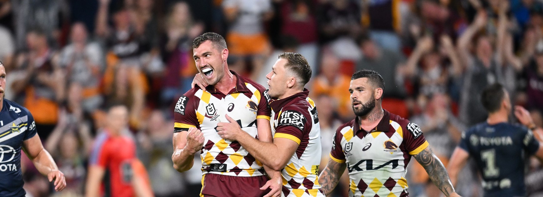 Crowd go wild for Oates in his try-scoring forward cameo